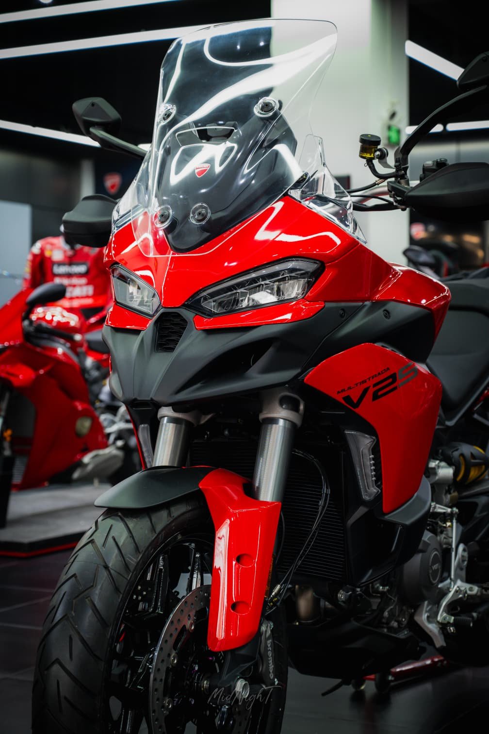 Detalle frontal de la Ducati Multistrada V2 S Red con cupula transparente, faros LED y carenado rojo.