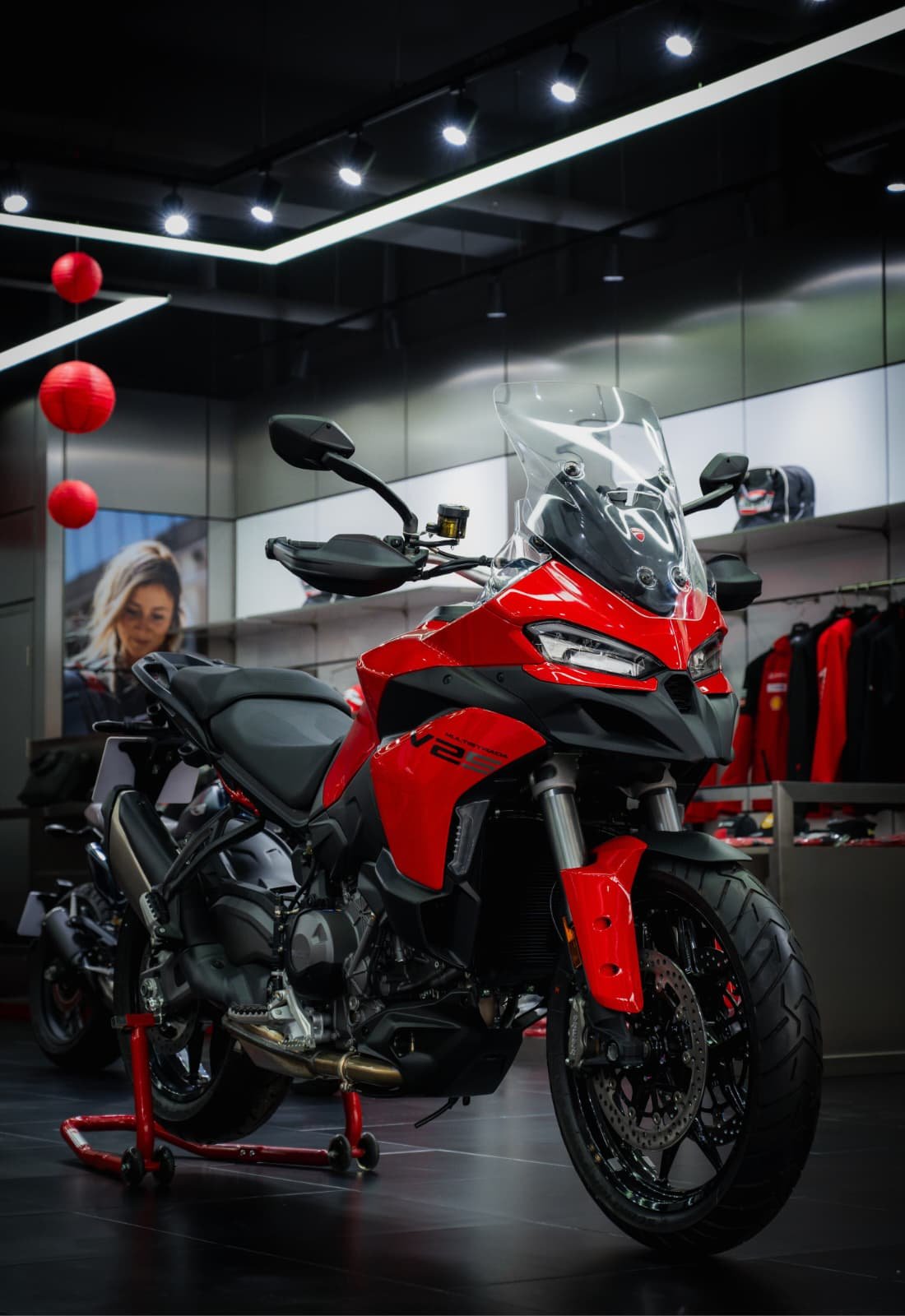Detalle del carenado rojo con el logotipo Multistrada V2 S.