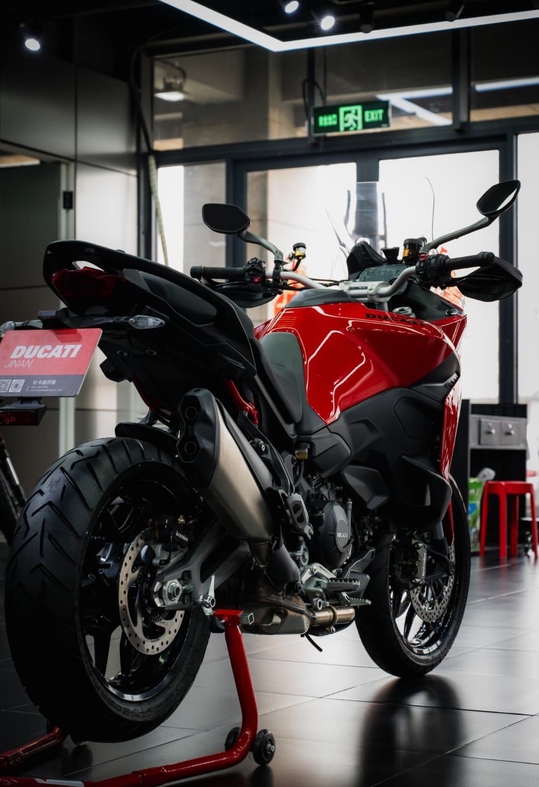 Vista trasera de la Ducati Multistrada V2 S Red con escape y rueda trasera.