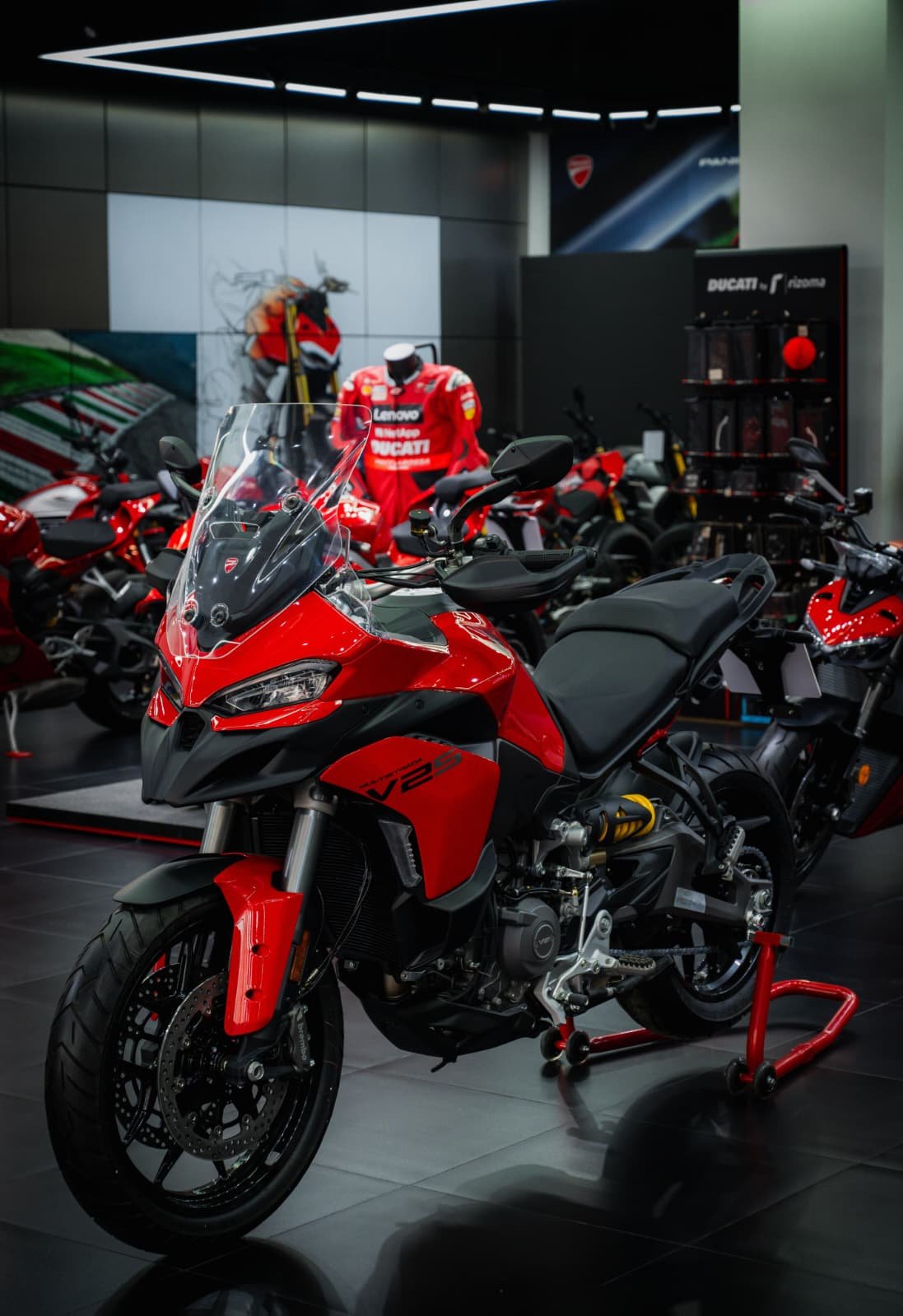 Detalle del deposito rojo Ducati y manillar de la Multistrada V2 S.