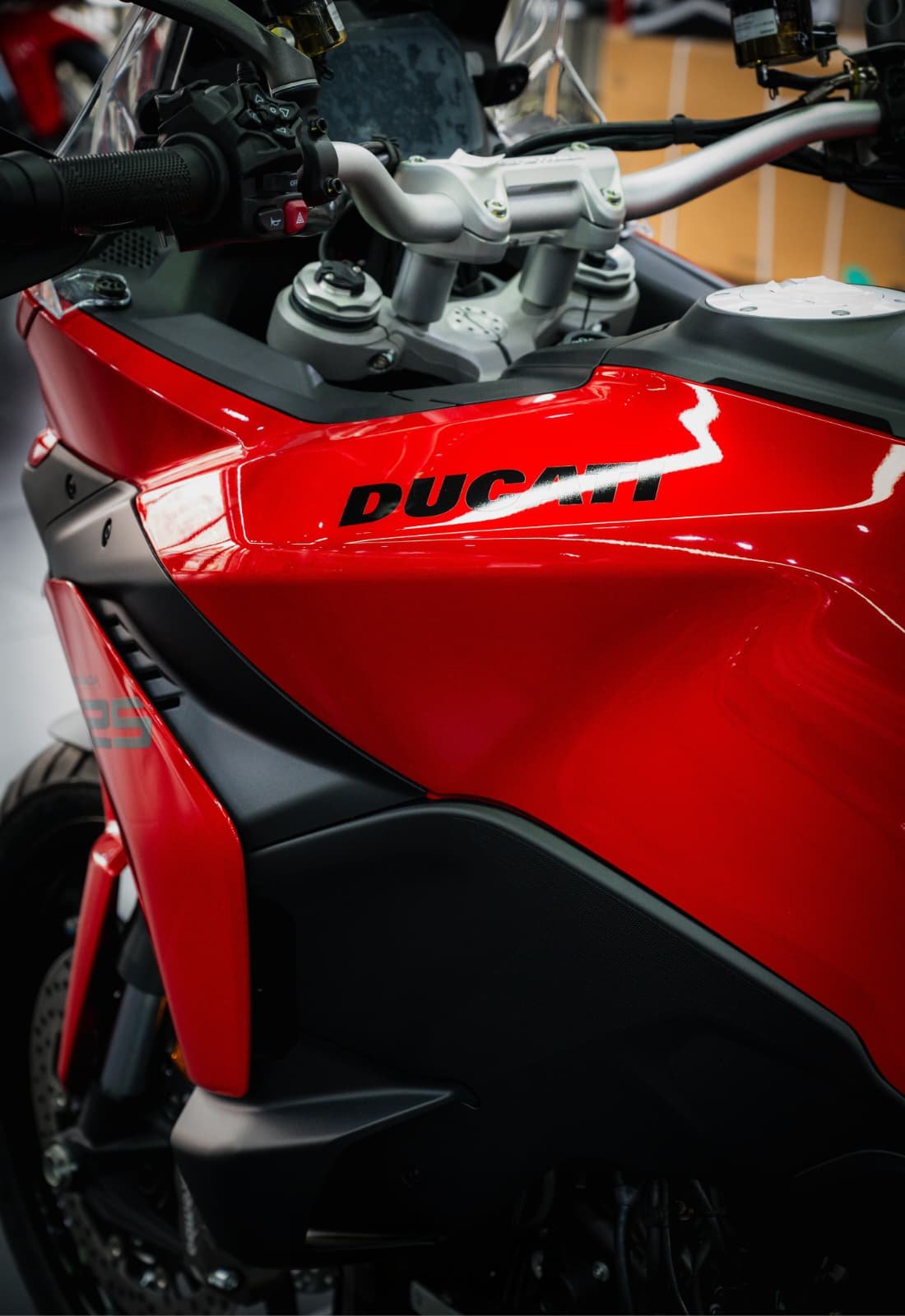 Primer plano del faro LED y frontal rojo de la Ducati Multistrada V2 S.